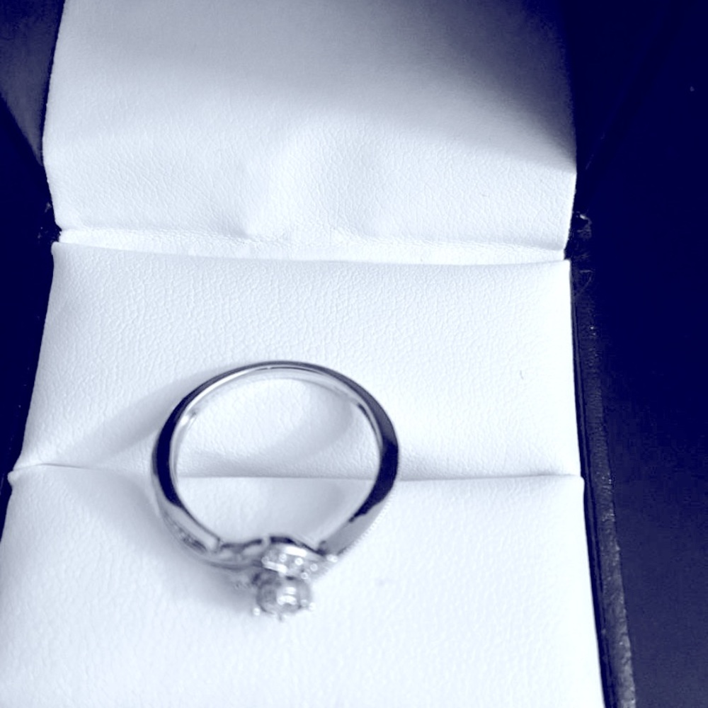 Diamond - 1/10th carat in white gold